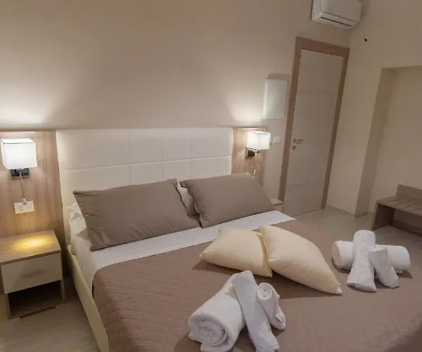 Luxury House בית הארחה